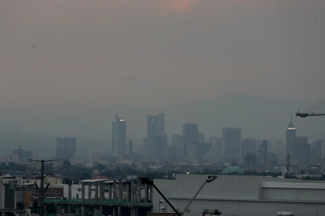 El Instituto Nacional de Ecología y Cambio Climático señaló que entre 1990 y 2019 las emisiones de gases efecto invernadero crecieron 62 por ciento. En la imagen, contaminación ambiental sobre la Ciudad de México. Foto Roberto García Ortiz / Archivo