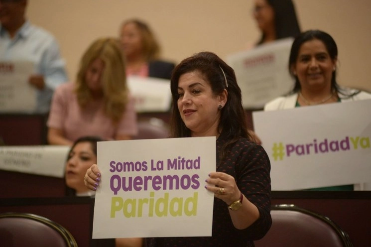 En el mundo, no hay más del 30 por ciento de mujeres en los parlamentos en el mundo y únicamente hay 20 jefas de Estado. En la imagen, legisladoras en el Congreso de Veracruz. Foto Cuartoscuro / Archivo


