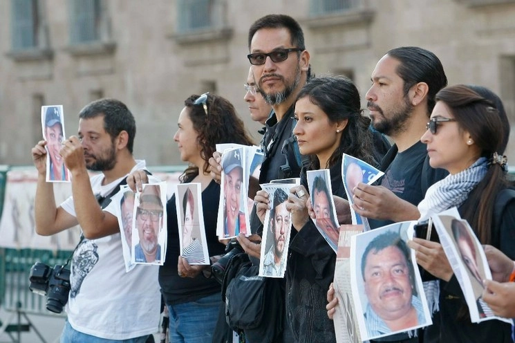 México fue uno de los países más peligrosos para la prensa, señaló Amnistía Internacional. En la imagen, protesta de periodistas frente a Palacio Nacional. Foto Roberto García Ortiz / Archivo