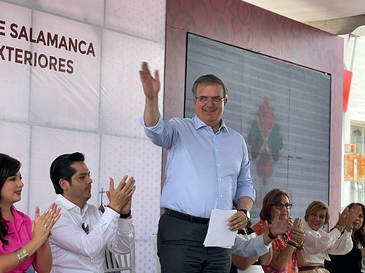 Marcelo Ebrard durante su visita a Salamanca, Guanajuato. Foto 'La Jornada'