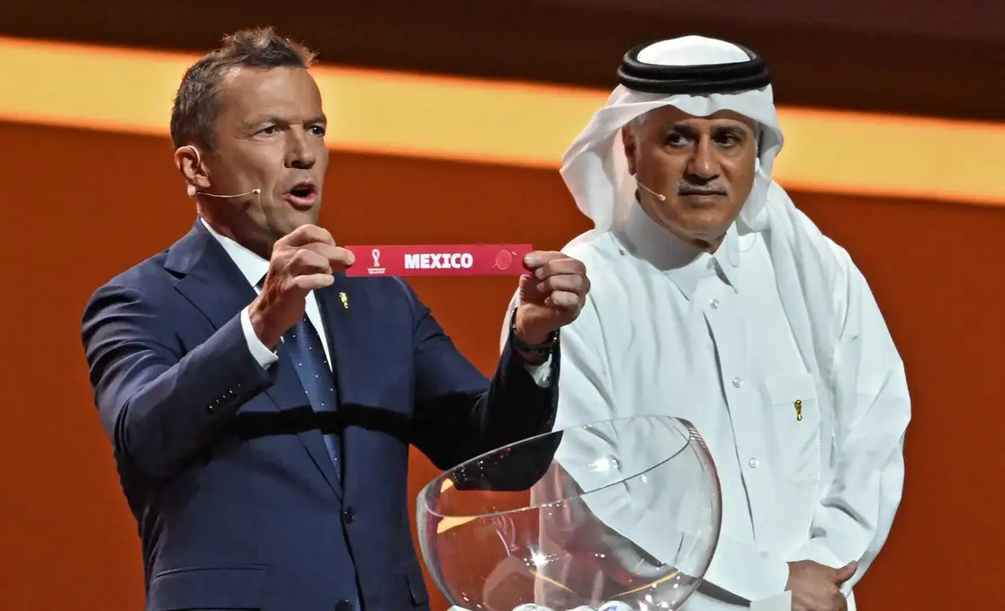 El ‘Tri’ quedó sembrado en el Grupo C del sorteo de la Copa del Mundo 2022, que empieza el 21 de noviembre. "Difícil. No hay grupo fácil, pero tenemos una gran oportunidad", consideró el presidente de la Federación Mexicana de Futbol, Yon de Luisa, al concluir la ceremonia en Doha. Foto Afp