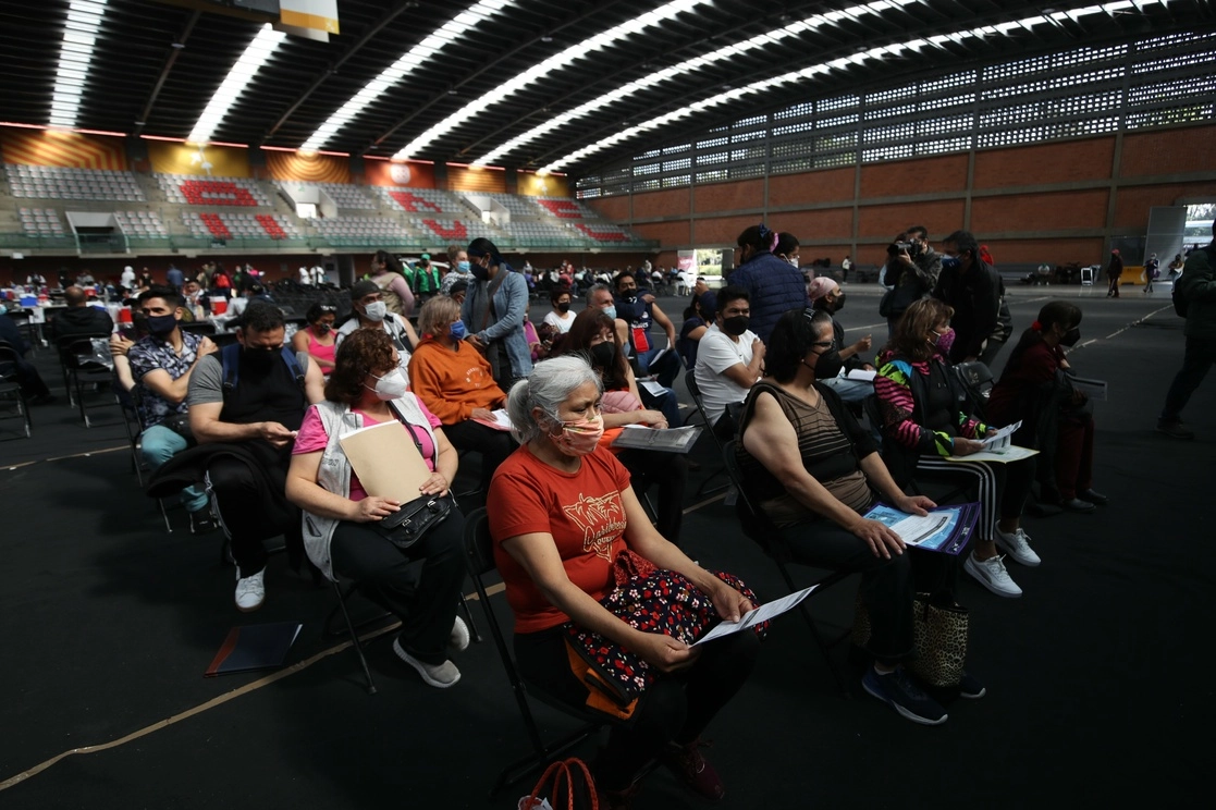 Vacunacion de refuerzo en población de 50 a 59 años en la alcaldia Iztacalco, el 18 de enero de 2022.Yazmin Ortega Cortes