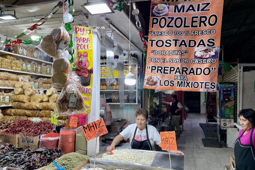 Locatarios del Mercado de Jamaica en imagen de archivo. Foto Roberto García