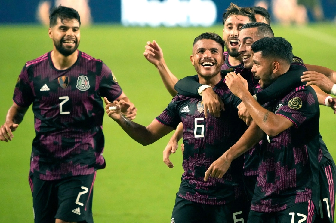 Los jugadores del combinado nacional celebran el segundo gol del partido. Foto Ap