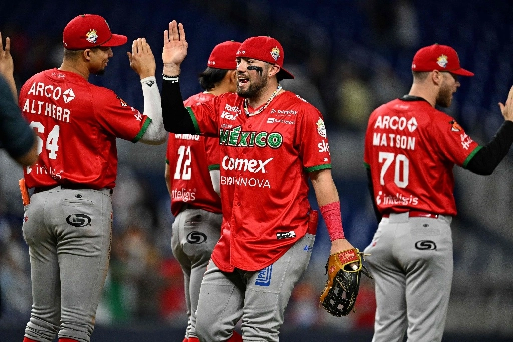 Los jugadores mexicanos celebran tras derrotar a República Dominicana en el partido de béisbol de la Serie del Caribe. Foto Afp
