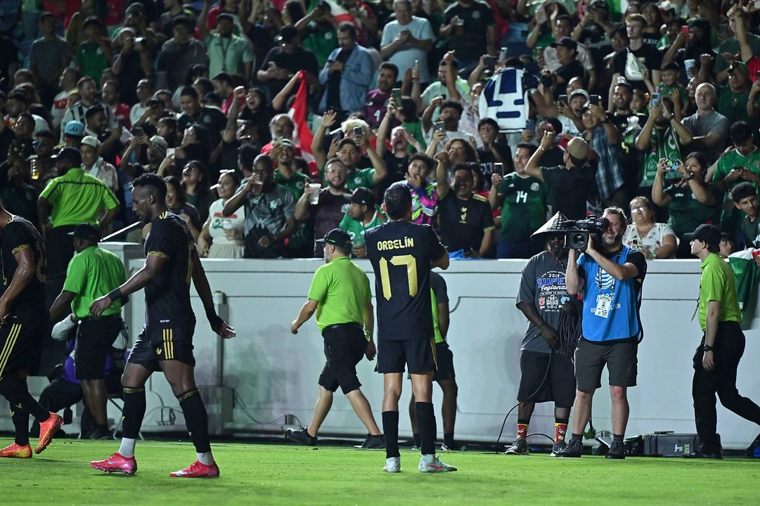 Orbelín Pineda celebra con los aficionados la anotación del triunfo para el conjunto mexicano. Foto
