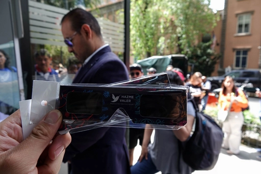 El furor por el eclipse de sol del próximo lunes 08 de abril ha lanzado a los capitalinos a buscar filtros especial para poder apreciarlo. Una larga fila de personas se observó en las inmediaciones de la Secretaria de Seguridad Ciudadana para adquirir los lentes especiales para su observación directa. Foto Cuartoscuro