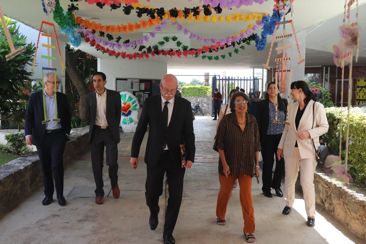 El embajador de Alemania en México, Clemens von Goetze, visitó las instalaciones del Centro de Ciencias Genómicas (CCG) de la UNAM, en el campus Morelos. Fue recibido por su directora, Esperanza Martínez. Foto 