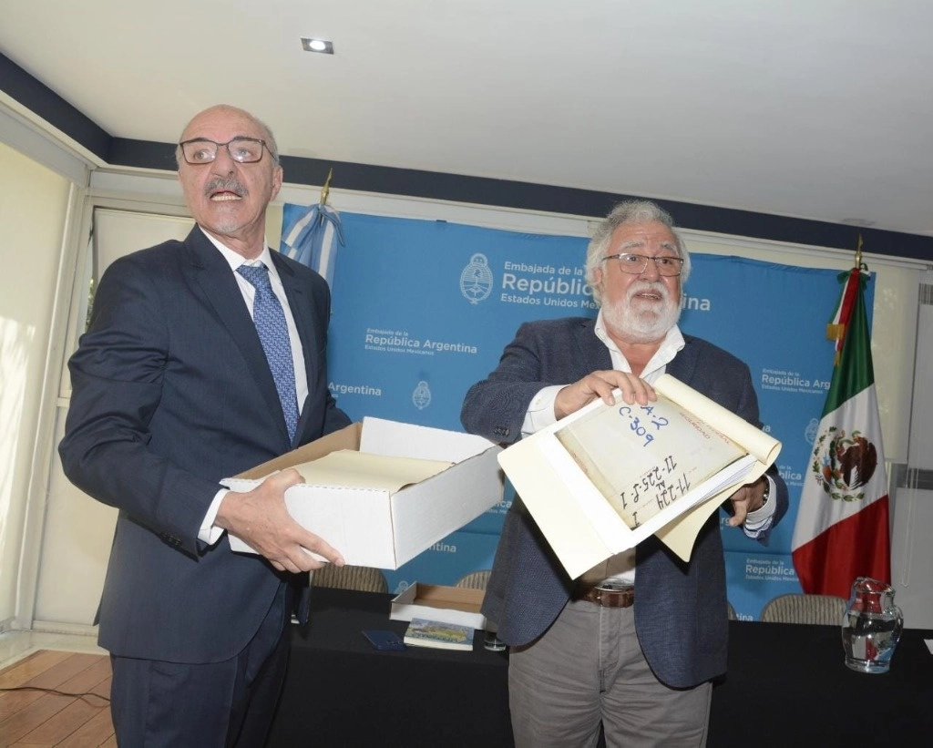 El subsecretario de Derechos Humanos de la Secretaría de Gobernación, Alejandro Encinas, y el embajador de Argentina en México, Carlos Tomada, el 23 de marzo de 2023. Foto tomada de Twitter @A_Encinas_R