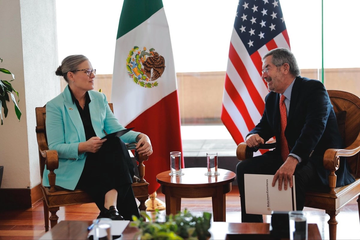 La gobernadora de Arizona, Katie Hobbs, sostuvo este martes una reunión con el canciller Juan Ramón de la Fuente en la sede de la SRE. Foto tomada de la cuenta de X 