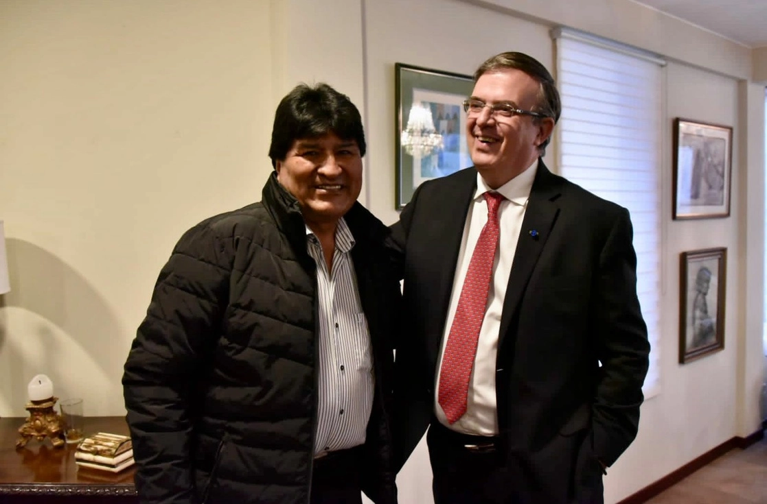 El canciller Marcelo Ebrard informó que los dos países negocian que empresas estatales trabajen de forma conjunta en ese terreno. En La Paz se reunió ayer con el ex presidente Evo Morales. Foto ‘La Jornada’