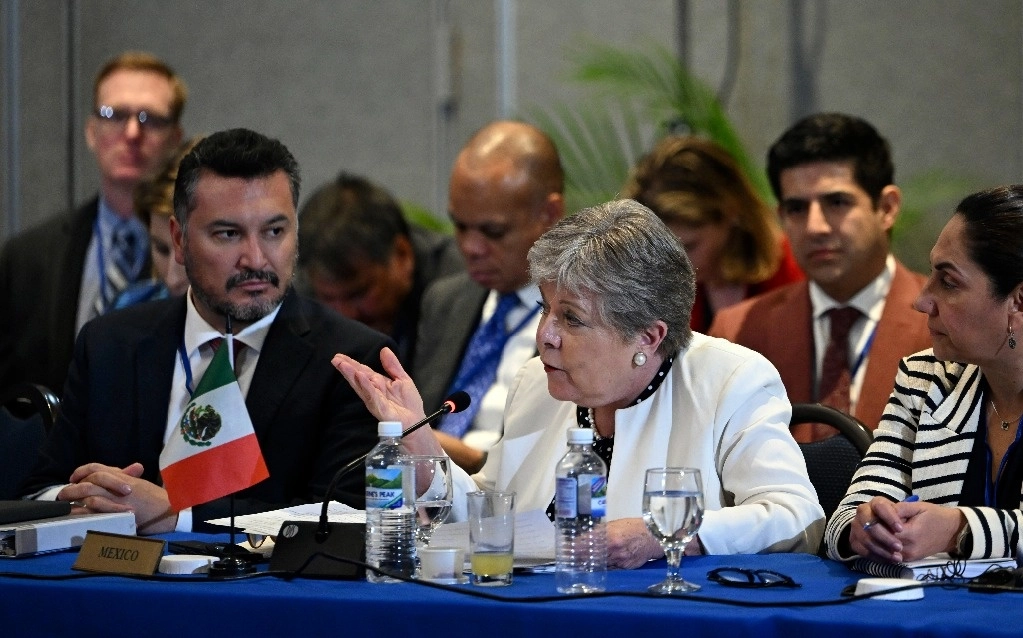 La ministra de Relaciones Exteriores de México, Alicia Bárcena, habla durante una reunión sobre Haití en la Conferencia de Jefes de Gobierno de la Comunidad del Caribe en Kingston, Jamaica, ayer 11 de marzo de 2024. Foto vía AP