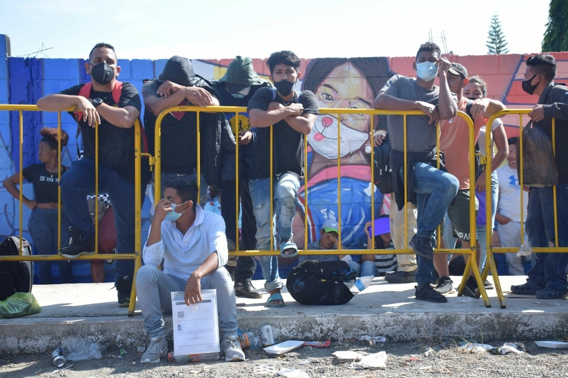Migrantes esperan a las afueras del Instituto Nacional de Migración respuesta sobre su situación de estadía en México. Foto Cuartoscuro / Archivo