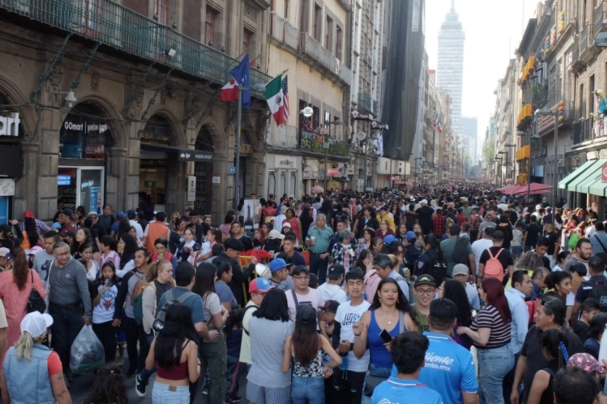 Personas en la calle peatonal Francisco I. Madero en el Centro Histórico. 
