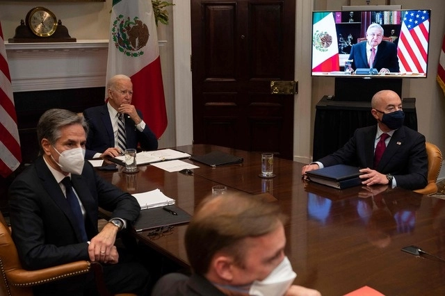 Imagen de la videoconferencia que tuvieron Joe Biden, presidente de EU, y Andrés Manuel López Obrador, mandatario de México. Foto Afp 
