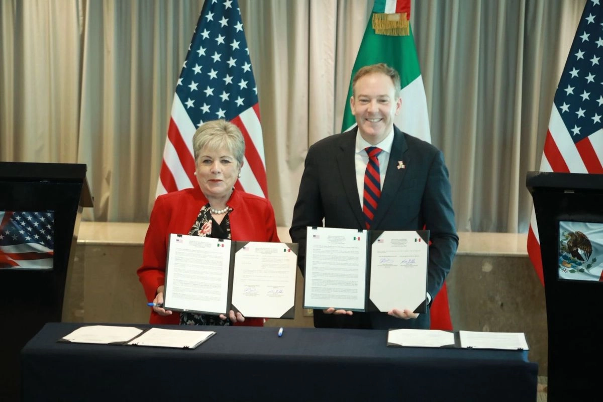 La titular de Semarnat, Alicia Bárcena (izq) junto con el el Administrador de la Agencia de Protección Ambiental de Estados Unidos, Lee Zeldin (der) durante la firma del acuerdo. Foto 