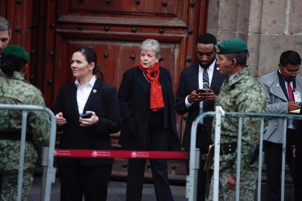 La secretaria de Relaciones Exteriores, Alicia Bárcena, recibió ayer a la delegación estadunidense, encabezada por el secretario de Estado, Antony Blinken, al exterior de Palacio Nacional, para una reunión con el presidente López Obrador, el 27 de diciembre de 2023. Foto Cristina Rodríguez