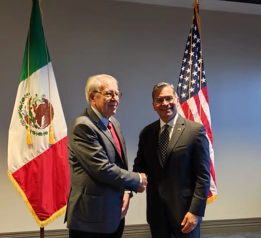 Jorge Alcocer Varela, titular de la Ssa (izq) y Xavier Becerra secretario de Salud y Servicios Humanos del gobierno de EU (der). Foto Secretaría de Salud