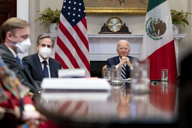 El presidente de EU, Joe Biden (c,der) durante la reunión virtual con su homólogo mexicano, Andrés Manuel López Obrador. Foto Ap