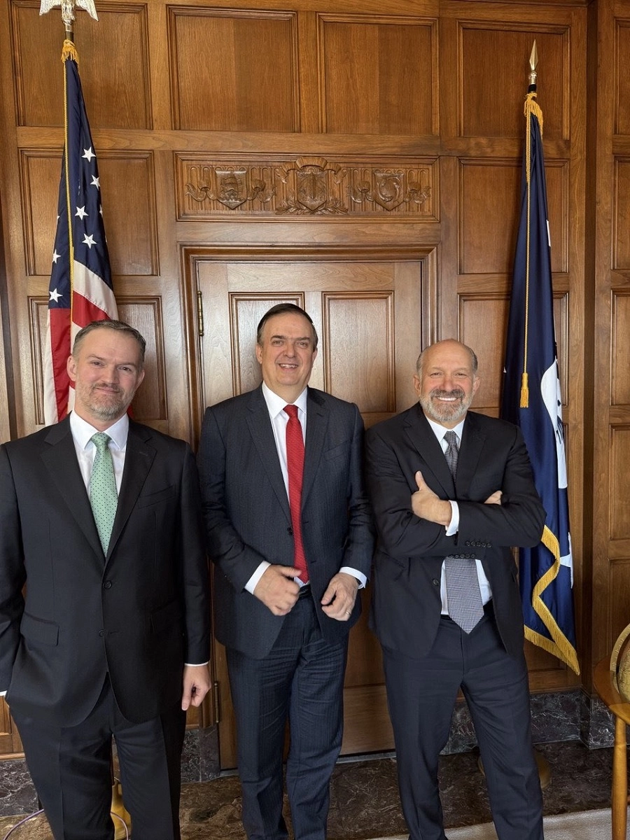 El titular de la Secretaría de Economía, Marcelo Ebrard, se reunió con el secretario de Comercio estadunidense, Howard Lutnick (derecha) y con el Representante Comercial de Estados Unidos, Jamieson Greer. Foto Tomada de X 