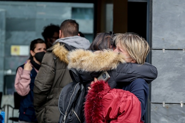 Familias ucranianas durante su llegada a un centro de refugiados en la ciudad de Madrid, España. Foto Europa Press