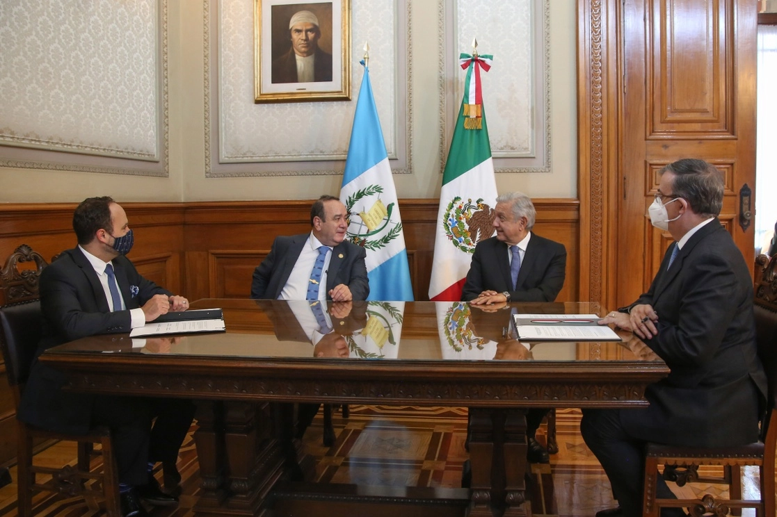 Los presidentes de Guatemala, Alejandro Giammattei, y de México, Andrés Manuel López Obrador -al centro- acompañados por los respectivos cancilleres. Imagen tomada de @lopezobrador_