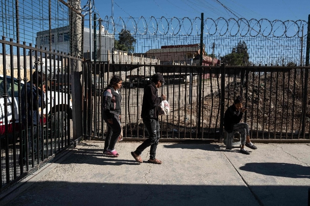 Migrantes llegan al refugio Agape después de comprar alimentos en Tijuana, estado de Baja California, México, mientras el presidente electo de EU, Donald Trump, se prepara para asumir el cargo la próxima semana con la promesa de tomar medidas enérgicas contra la migración ilegal. Foto AFP 