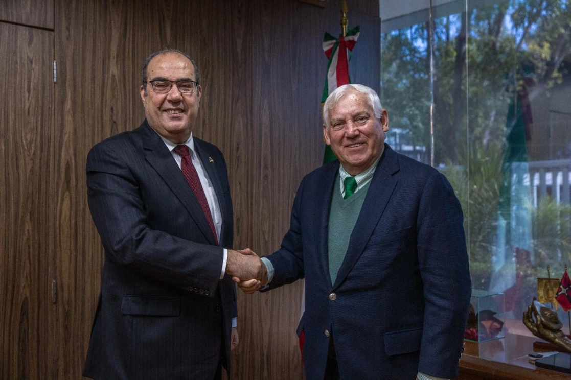 El titular de Agricultura y Desarrollo Rural, Víctor Villalobos Arámbula y el embajador de Jordania en México, Adli Qasem Mohammad Alkhaledi acordaron identificar áreas de oportunidad para ampliar el comercio agroalimentario. Foto Twitter @vmva1950
