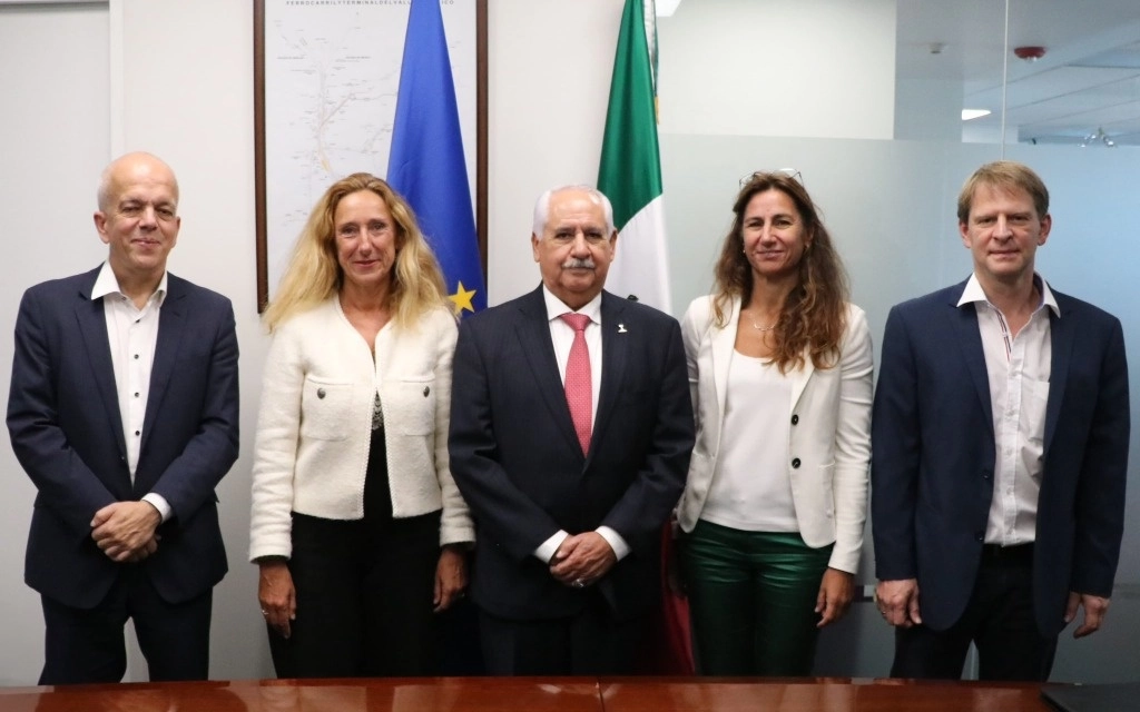 El gobierno de México, a través de la Secretaría de Infraestructura, Comunicaciones y Transportes, y la Unión Europea (UE) firmaron una carta de intención para generar políticas que permitan el desarrollo del Sistema Ferroviario Mexicano. Imagen tomada de @SICTmx