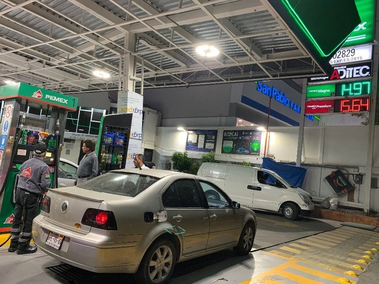Aspectos de una gasolinera en la CDMX. Foto José Antonio López/ archivo