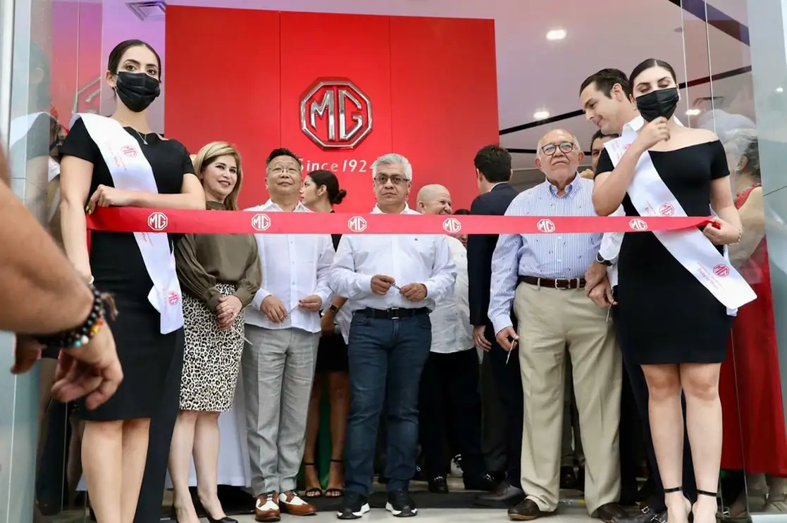 Zhang Wei y Daniel Nava, Presidente y Vicepresidente de MG México, acompañados de directivos de la concesioonaria en Mazatlán, ponen en marcha la nueva agencia de la firma inglesa en nuestro país.
Fotos. Cortesía MG Motor México.