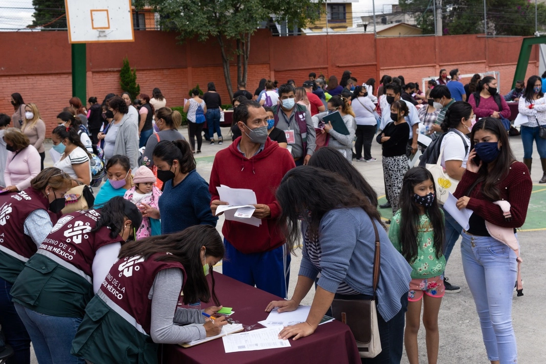 Más de 1.2 millones de alumnos de educación básica de escuelas oficiales reciben el recurso 'Mi Beca para Empezar'. Foto Pablo Ramos