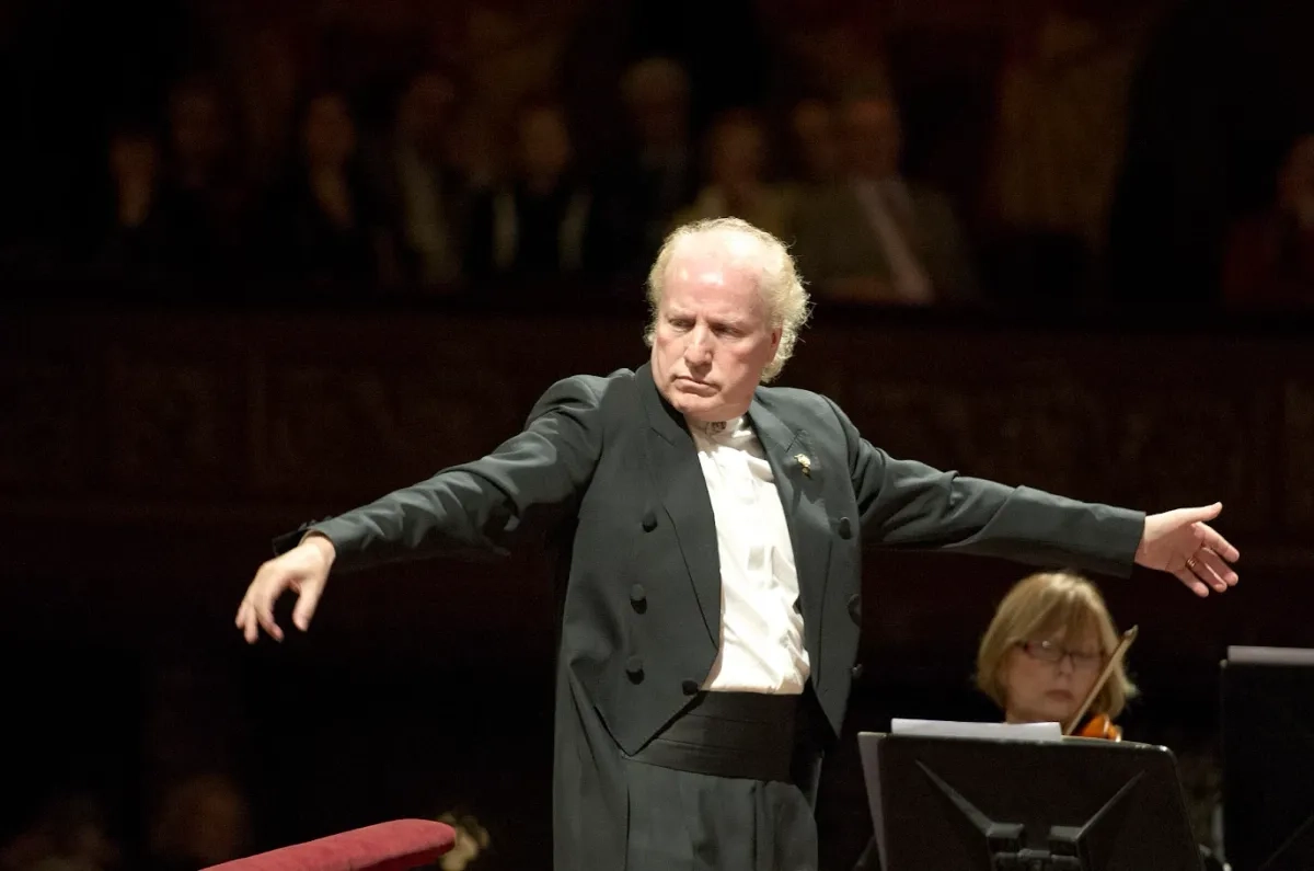 Enrique Diemecke estuvo en Doha, Qatar, y Buenos Aires, Argentina, donde comprobó que la música es un puente que “unifica al mundo”. Foto 