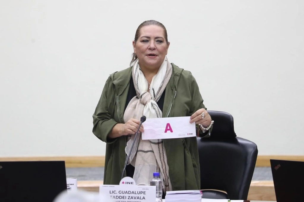 La consejera presidenta del INE, Guadalupe Taddei, participa en el sorteo por inicial de apellido de la selección de la ciudadanía que integrará las Mesas Directivas de Casilla en el Proceso Electoral 2023-2024, en instalaciones del organismo, en la Ciudad de México, el 1 de febrero 2024. Foto Luis Castillo