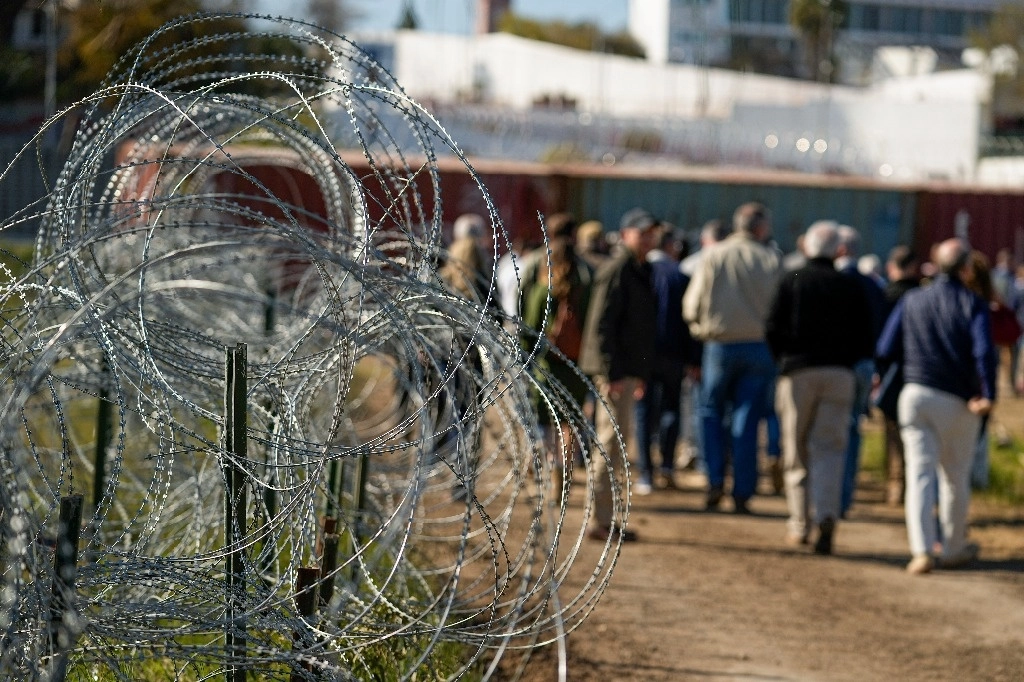 Cable de púas cerca los límites fronterizos mientras miembros del Congreso de EU recorren un área entre Texas y México, el 3 de enero de 2024, en Eagle Pass, Texas. Foto Ap