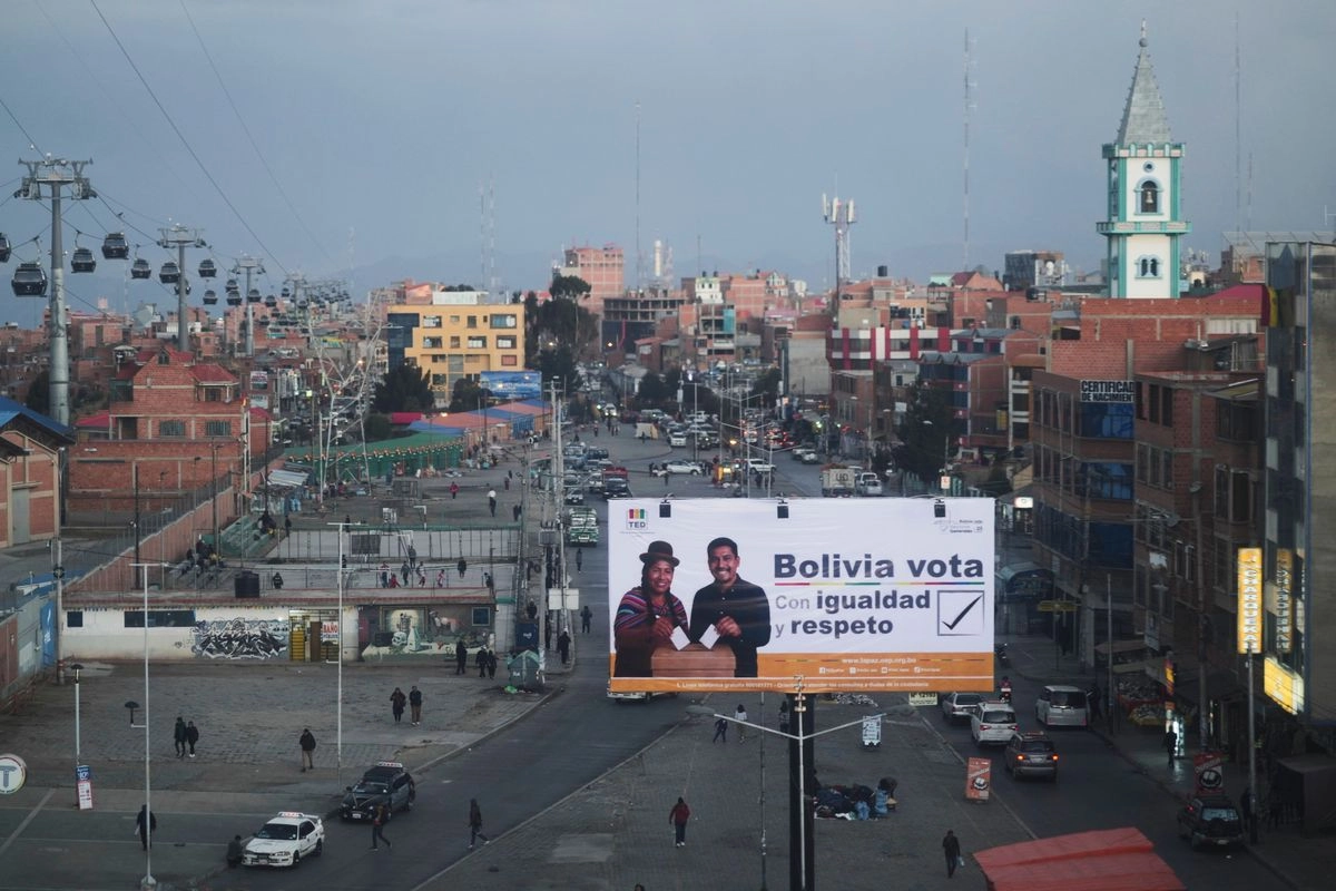 Un anuncio publicitario con el mensaje "Bolivia, vota con igualdad y respeto" se alza en El Alto, Bolivia, el  15 de agosto de 2025.