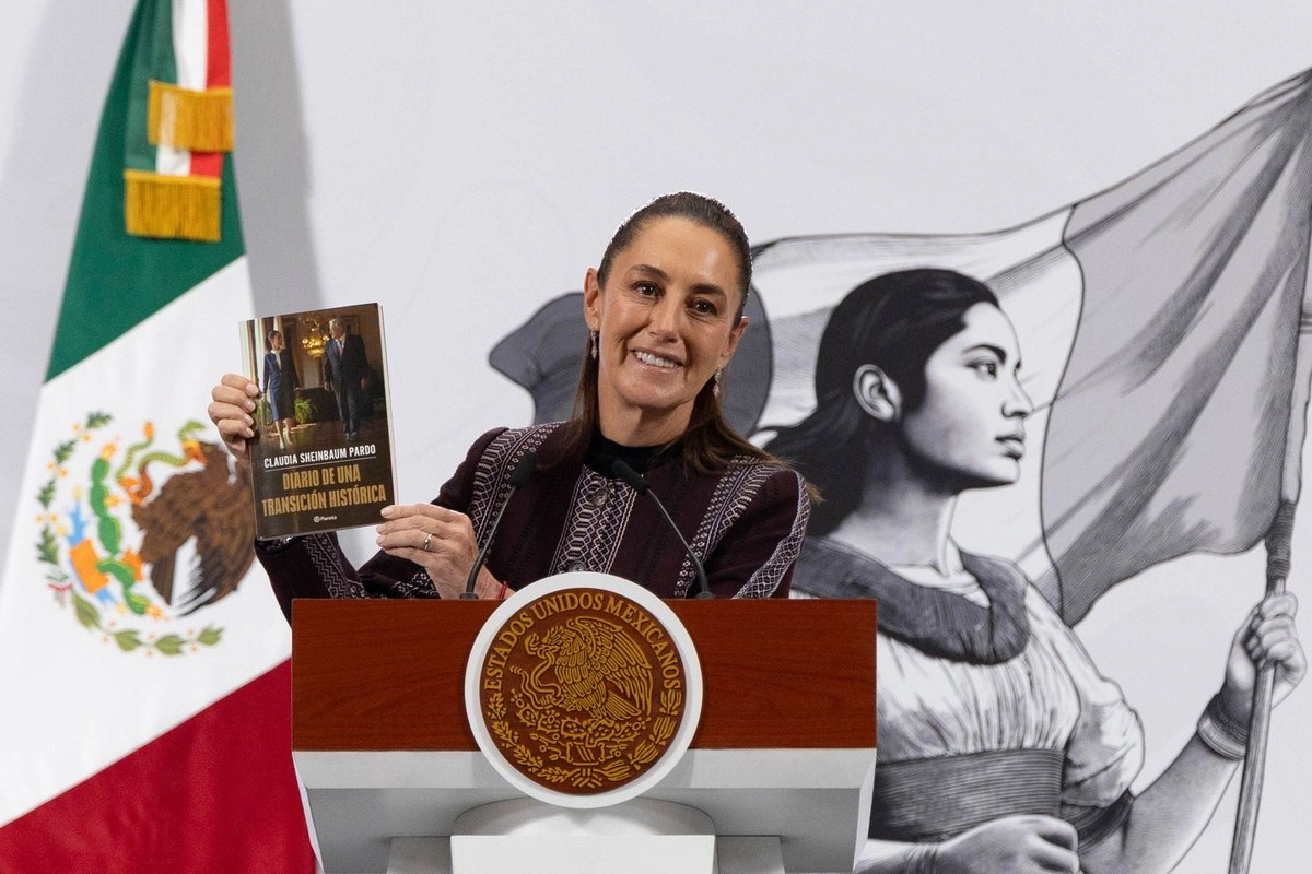 Claudia Sheinbaum Pardo, Presidenta de México, presentó su libro “Diario de una transición histórica”; en donde en la portada aparece caminando junto a al expresidente Andrés Manuel López Obrador, en los pasillos de Palacio Nacional.