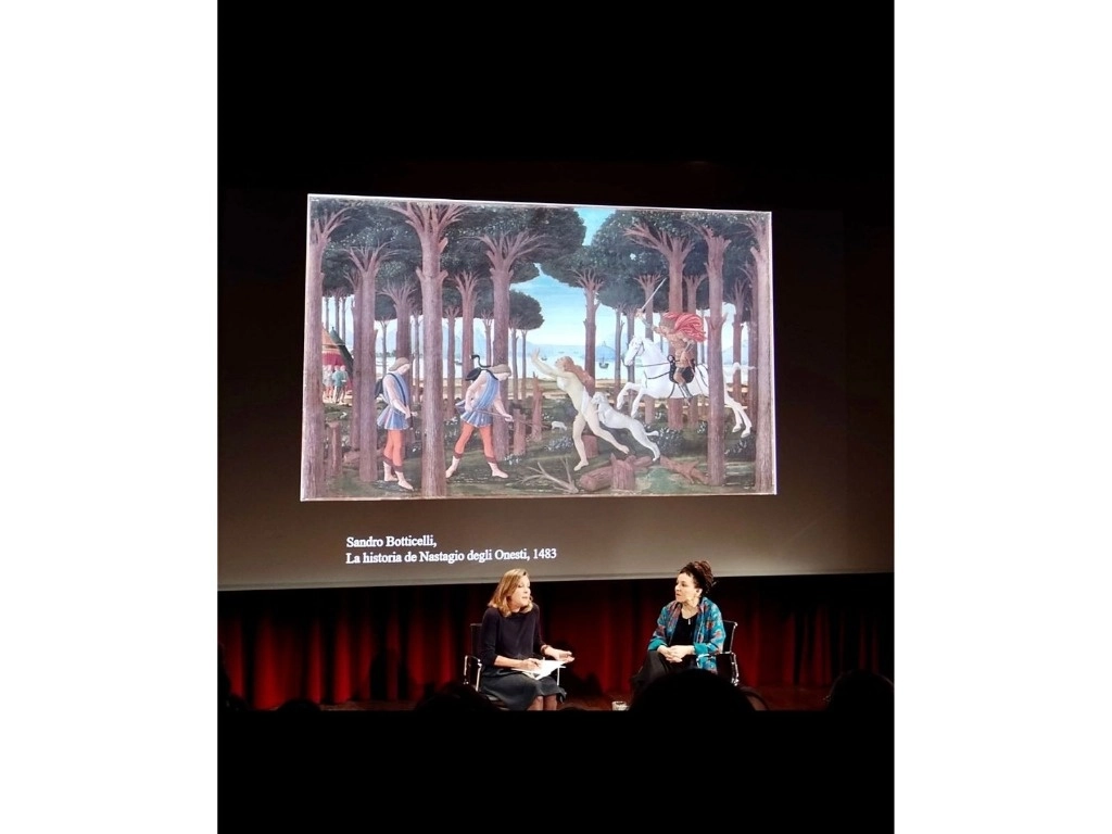 Valerie Miles, directora de la revista 'Granta', conversó con la narradora (derecha) ante un tríptico de Boticelli, del que se apoyó para reflexionar sobre la función del arte en la historia de la humanidad. Foto Armando G. Tejeda



