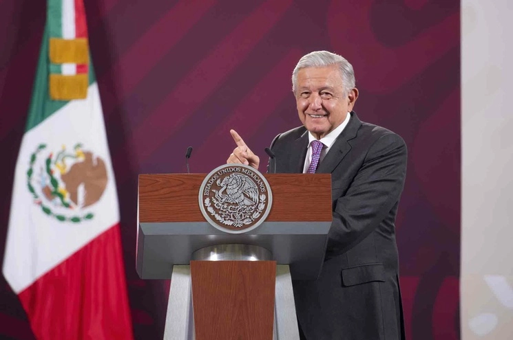 El nuevo libro “es como un cierre de ciclo, son como apuntes finales”,  traerá un resumen “de todo el proceso político que hemos llevado a cabo en el país, entre muchos, mujeres y hombres”, precisó López Obrador. Foto cortesía Presidencia 