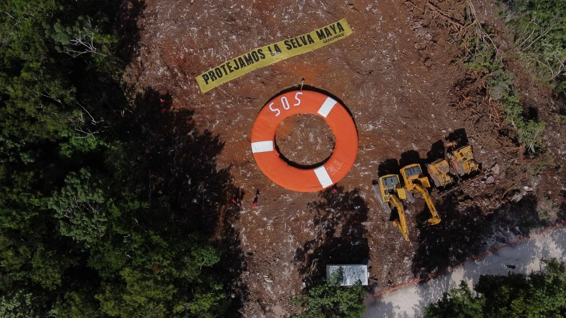 Integrantes de Greenpeace se manifestaron en julio pasado en el Tramo del Tren Maya en donde colocaron una salvavidas gigantes con la leyenda de "S.O.S protejamos la selva Maya", para pedir que se proteja a la selva maya, en oposición a la obra federal. Foto Cuartoscuro 