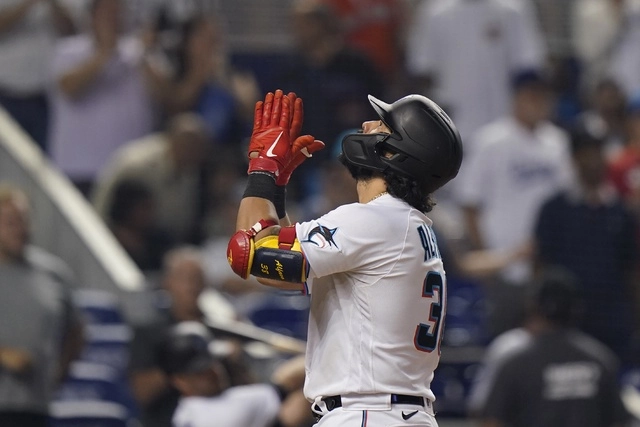 Jorge Alfaro de los Marlins de Miami festeja durante una anotación en el encuentro. Foto Ap