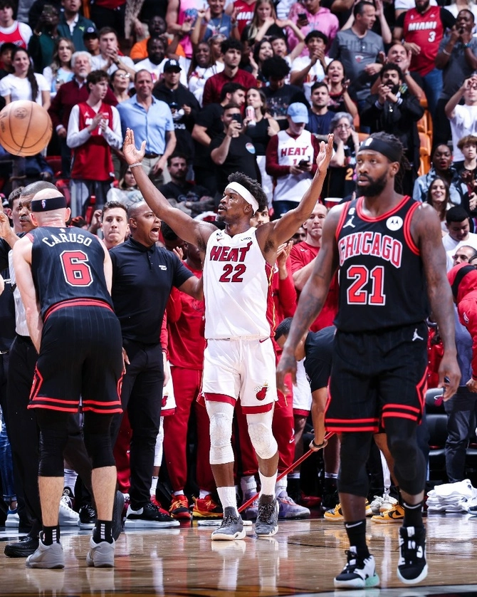 Jimmy Butler del Miami Heat (c) festeja al término del juego. Foto tomada de la cuenta de Twitter @MiamiHEAT