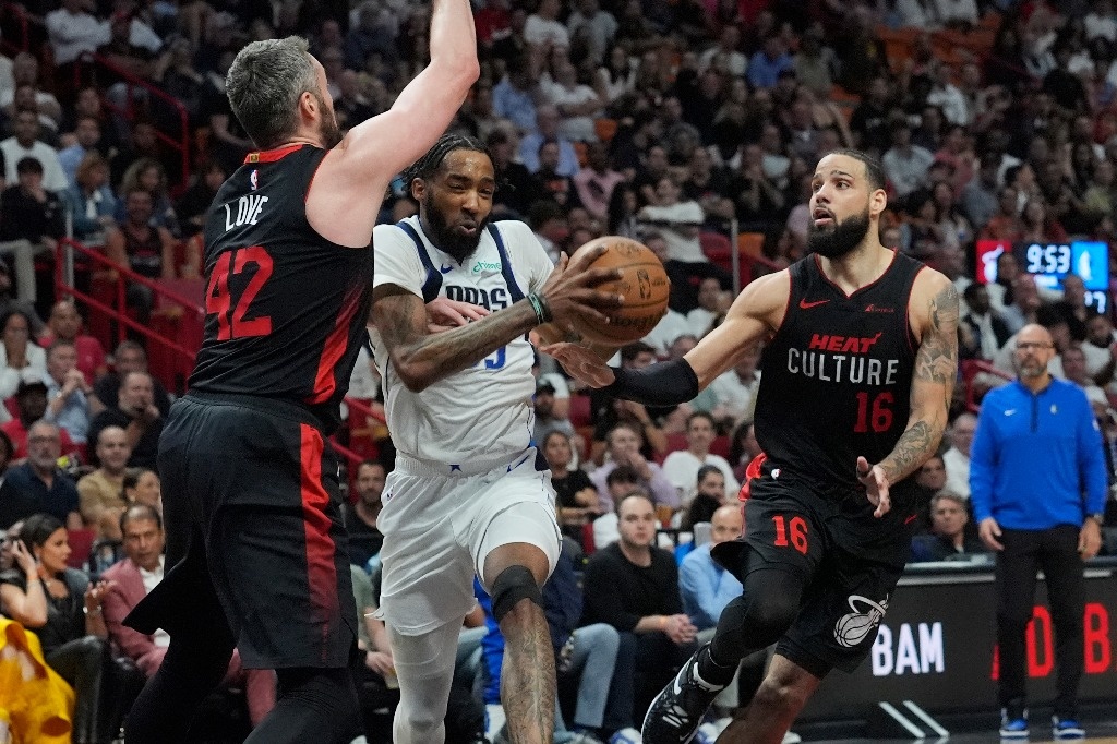 Miami loses 111-92 to Dallas and moves away from a direct ticket to the playoffs