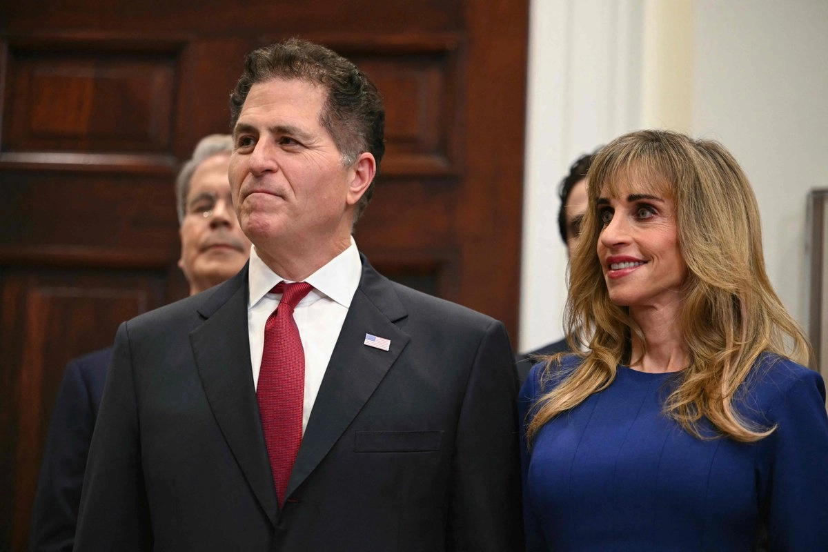 Michael Dell (izq.), director ejecutivo de Dell Technologies, y su esposa Susan (der.) presencian el anuncio de una donación de 6250 millones de dólares de la familia Dell a las "Cuentas Trump", en la Sala Roosevelt de la Casa Blanca, Washington D. C., el 2 de diciembre de 2025. Foto