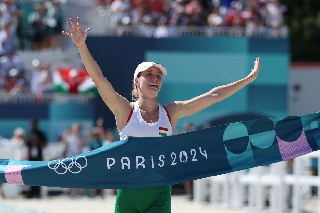 La húngara Michelle Gulyas cruza la línea de meta mientras compite en la final de carrera láser individual femenina del pentatlón moderno durante los Juegos Olímpicos de París 2024 en el Palacio de Versalles en Versalles el 11 de agosto de 2024. Foto Afp