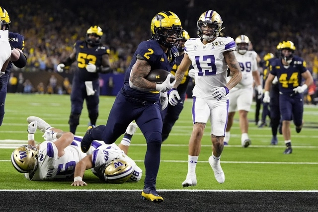 El corredor de Michigan, Blake Corum durante una anotación en el juego. Foto Ap