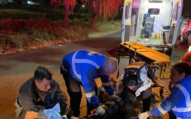 Una menor de edad que viajaba en la camioneta resultó con graves quemaduras y fue trasladada de emergencia en un helicóptero del gobierno del estado a la capital michoacana. Foto @Policia_Morelia 