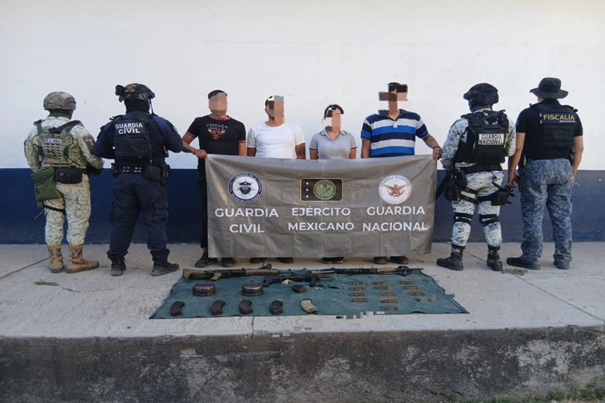 En una acción paralela, las mismas corporaciones interceptaron a cuatro individuos en Los Cajones, a quienes les fueron aseguradas tres armas largas, 130 cartuchos calibre 7.62 x 39 mm, dos cargadores de disco, dos cuatrimotos y un vehículo. Foto