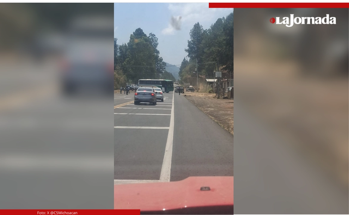 En respuesta al ataque y ante hechos delictivos frecuentes en esta región purépecha, los pobladores optaron por bloquear la vialidad con llantas, piedras y vehículos. Foto