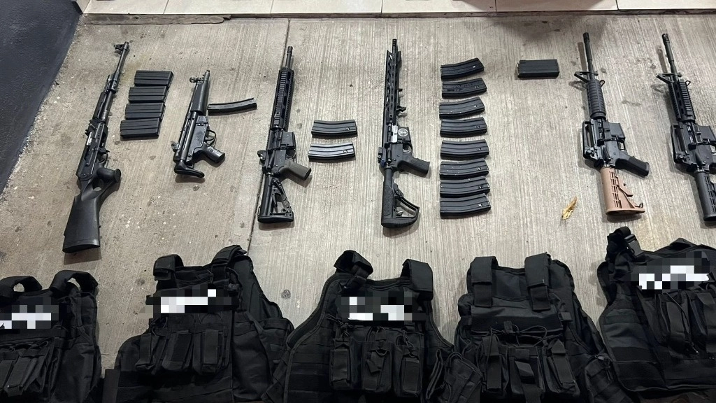 Fueron decomisadas siete armas largas y tres cortas, así como ocho granadas, 374 cartuchos y 23 cargadores, informó la Secretaría de Seguridad Pública de Michoacán. Foto tomada de X @SSeguridad_Mich